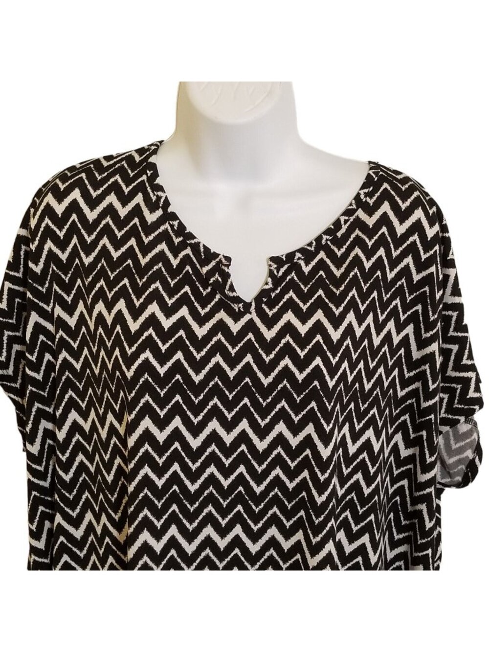 Cato Womens Top Blouse Size 22/24 High Low Short Sleeve Stretch Black Chevron